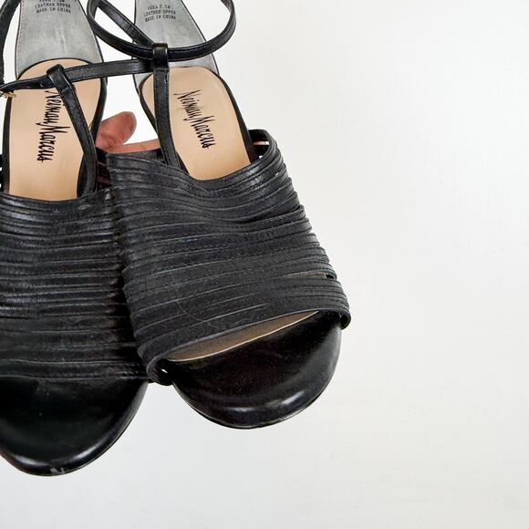 Neiman Marcus Leather T-Strap Sandals Heel Black Open Toe - Size 7.5 - Picture 4 of 10